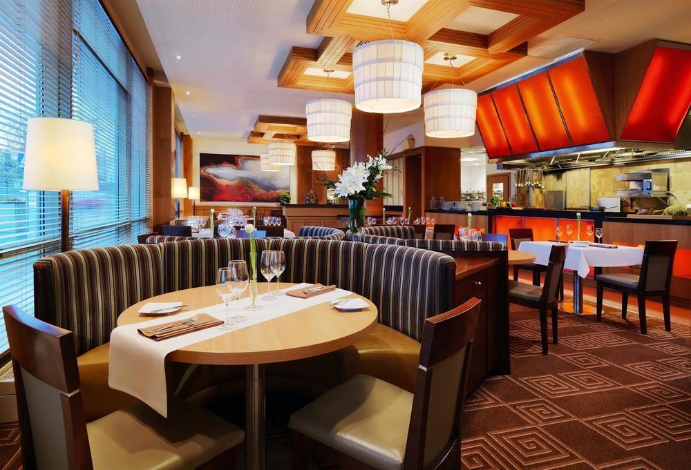 Sheraton Poznan Hotel Ngoại thất bức ảnh Interior of a restaurant