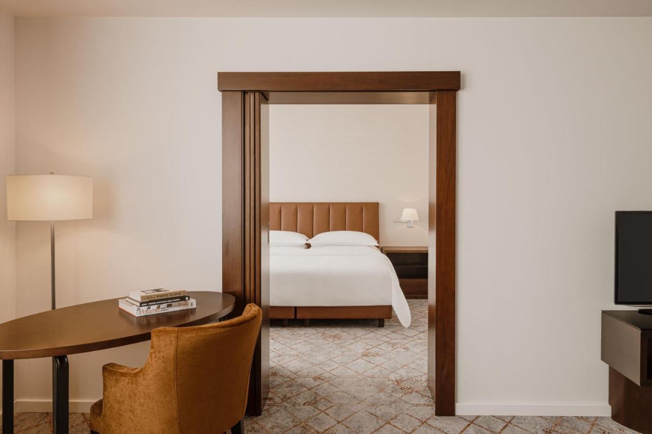 Sheraton Poznan Hotel Ngoại thất bức ảnh A suite at the Hotel Zags