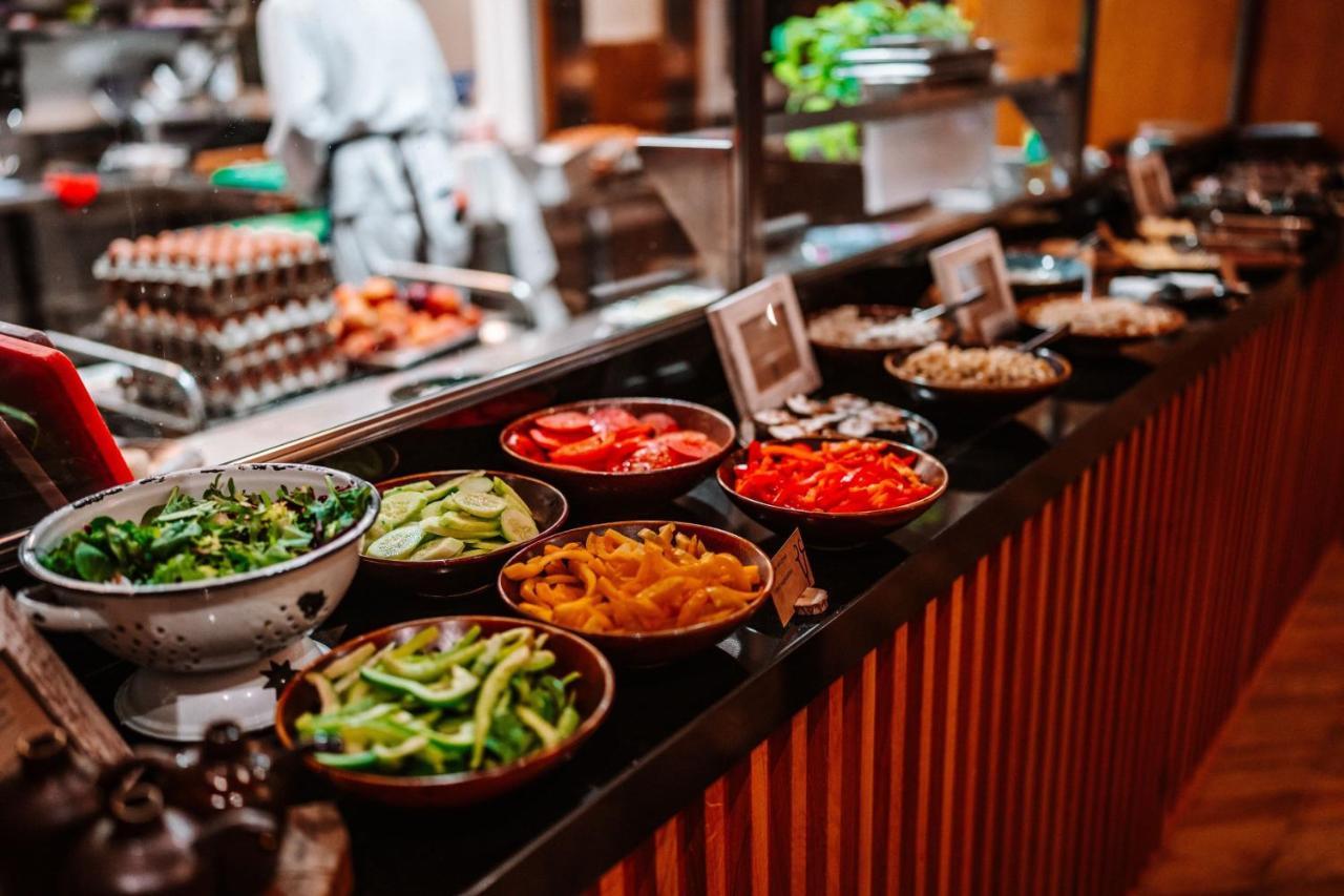 Sheraton Poznan Hotel Ngoại thất bức ảnh A salad bar