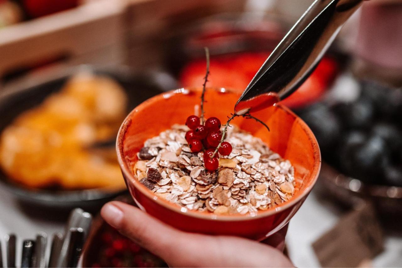 Sheraton Poznan Hotel Ngoại thất bức ảnh A bowl of oatmeal with red currants