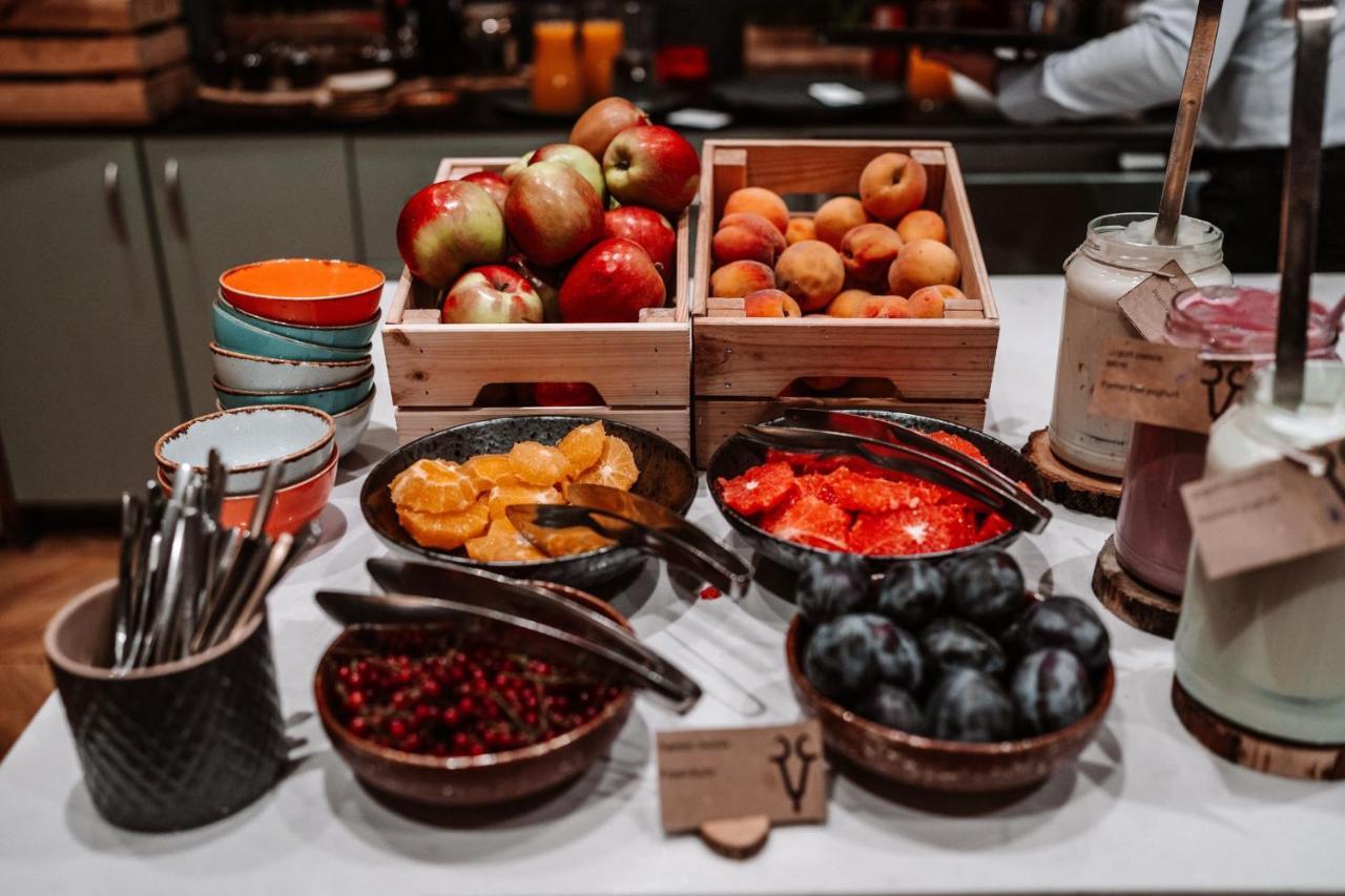 Sheraton Poznan Hotel Ngoại thất bức ảnh Fruit and dried fruit at a buffet