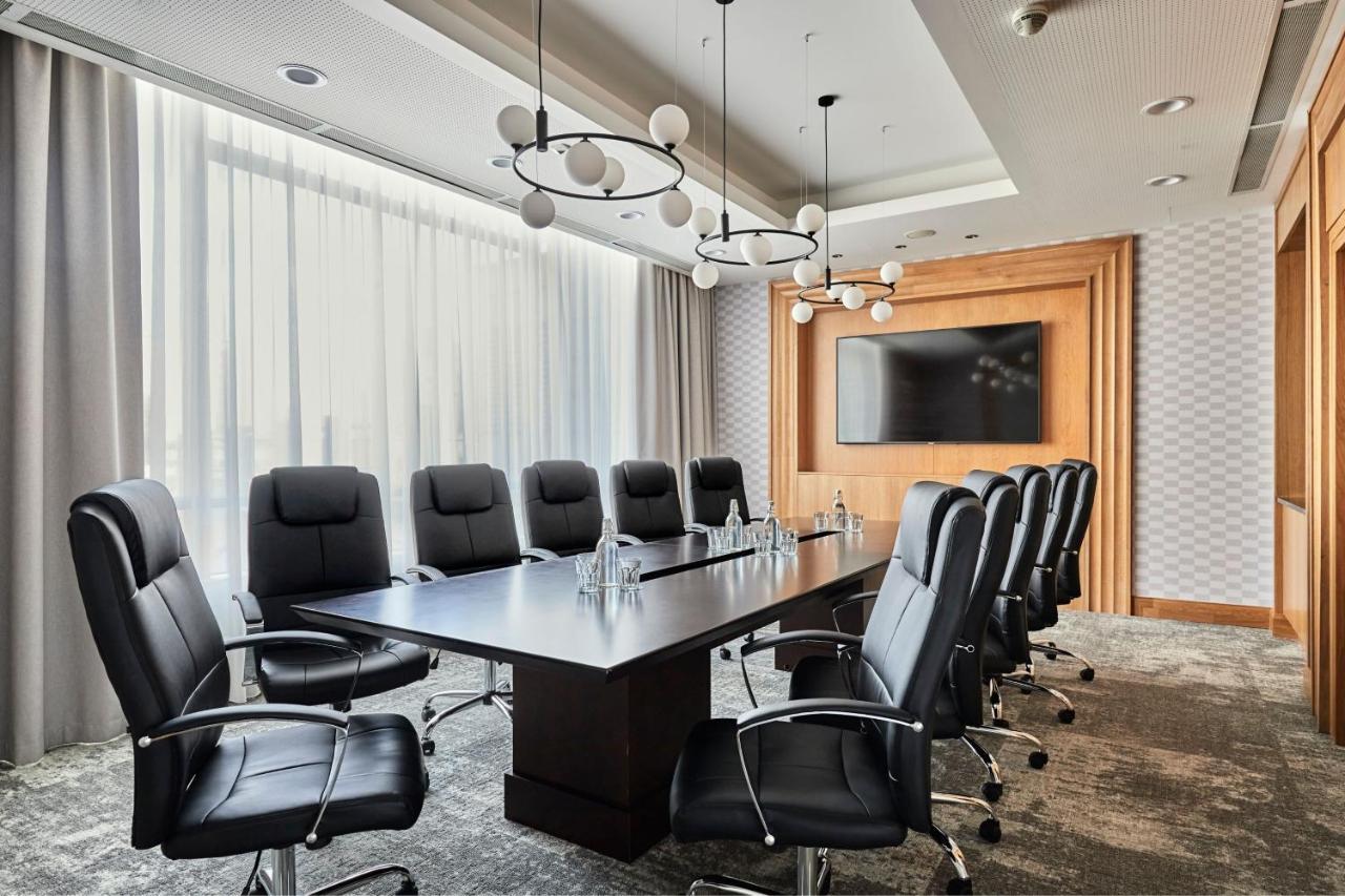 Sheraton Poznan Hotel Ngoại thất bức ảnh Boardroom at the Hilton London Heathrow