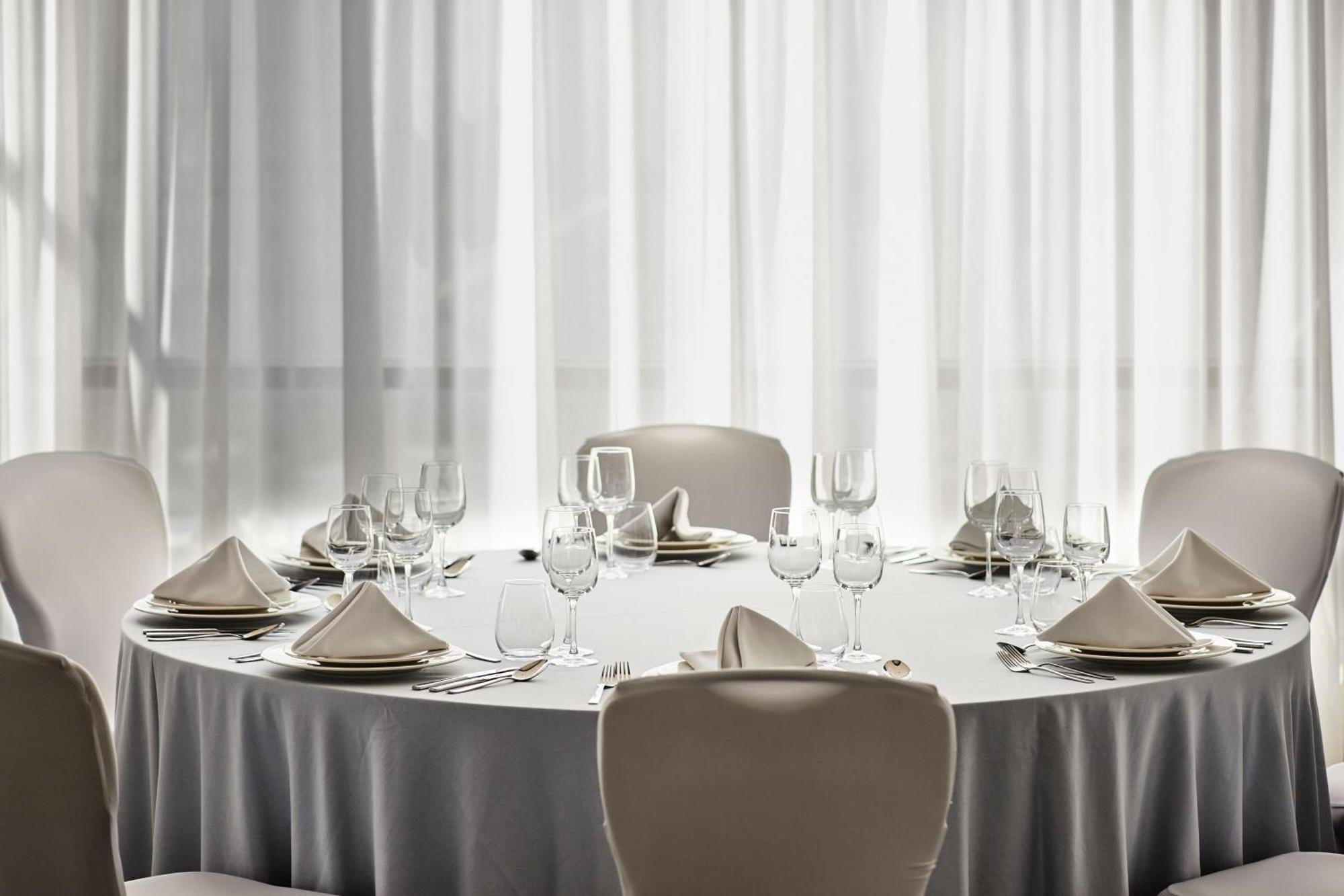 Sheraton Poznan Hotel Ngoại thất bức ảnh A table set for a formal dinner
