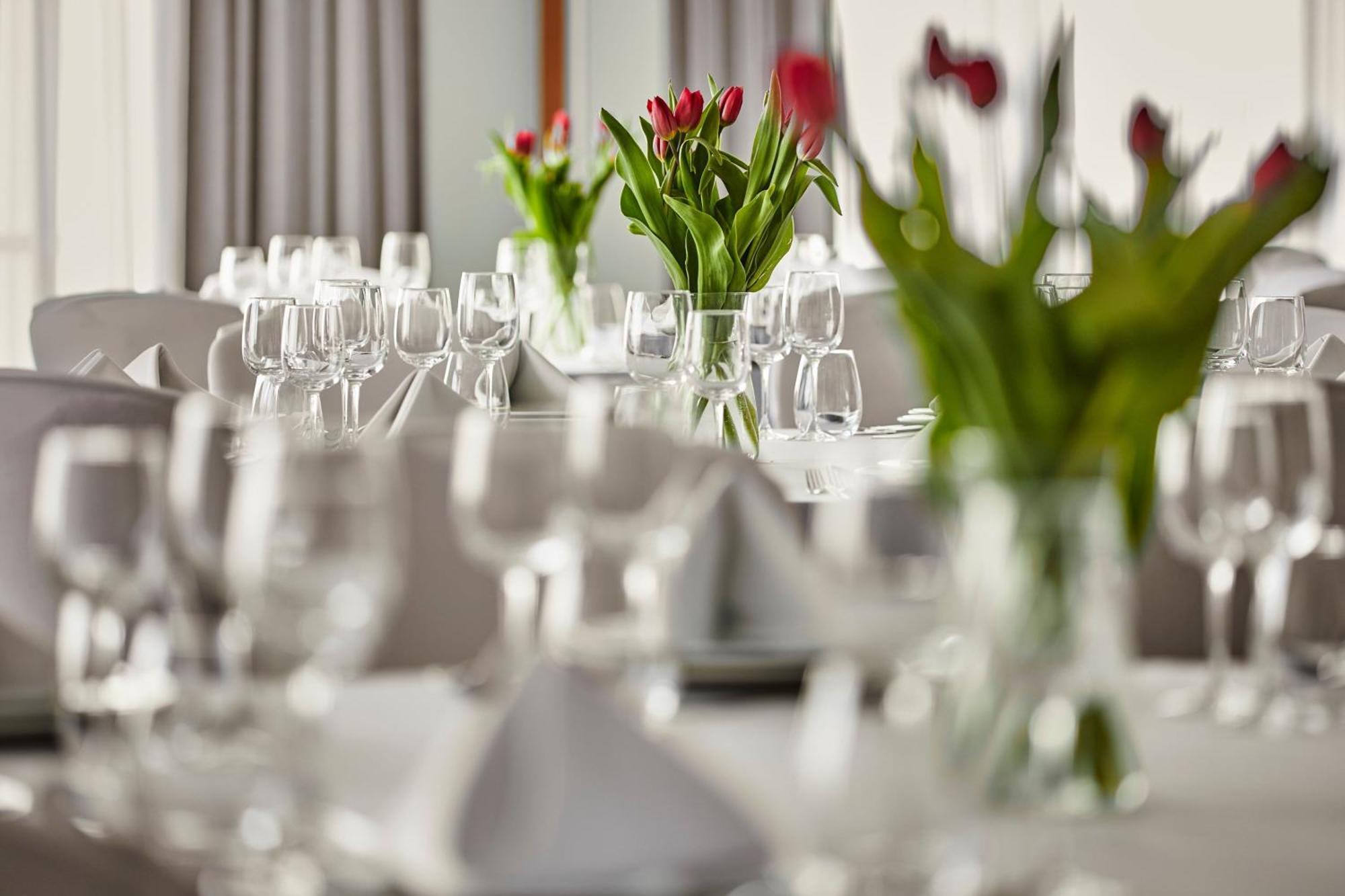 Sheraton Poznan Hotel Ngoại thất bức ảnh A table set for a formal dinner