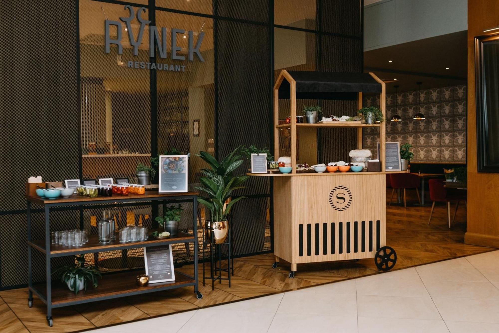 Sheraton Poznan Hotel Ngoại thất bức ảnh The Milk Bar