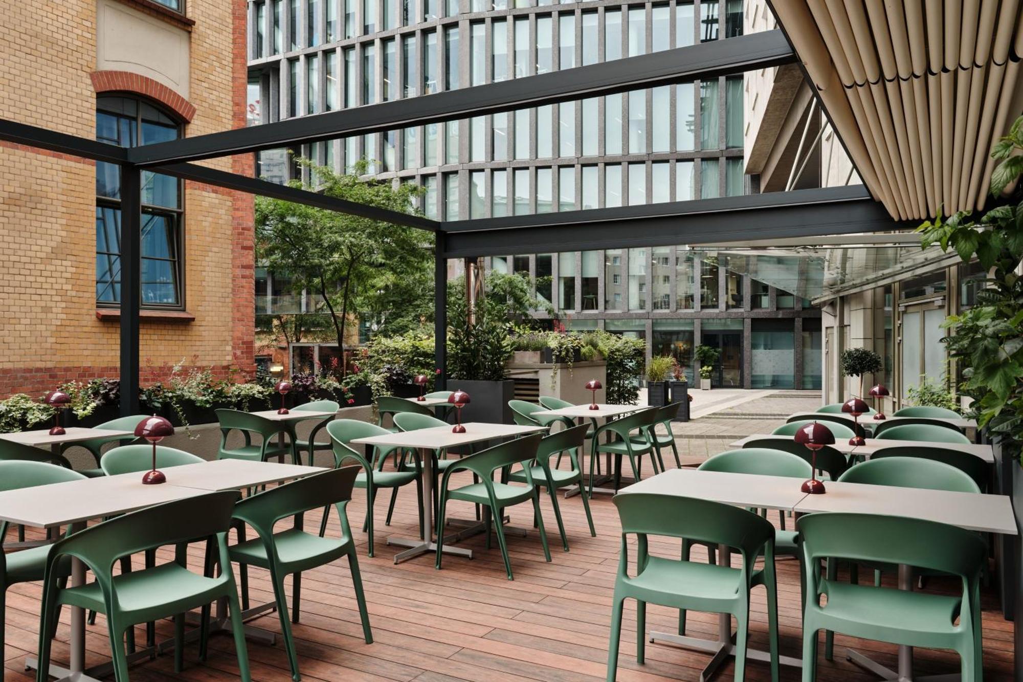 Sheraton Poznan Hotel Ngoại thất bức ảnh The courtyard at the London Business School