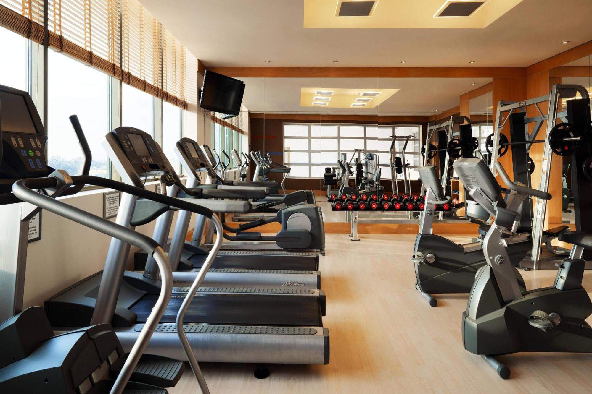 Sheraton Poznan Hotel Ngoại thất bức ảnh A gym at a hotel