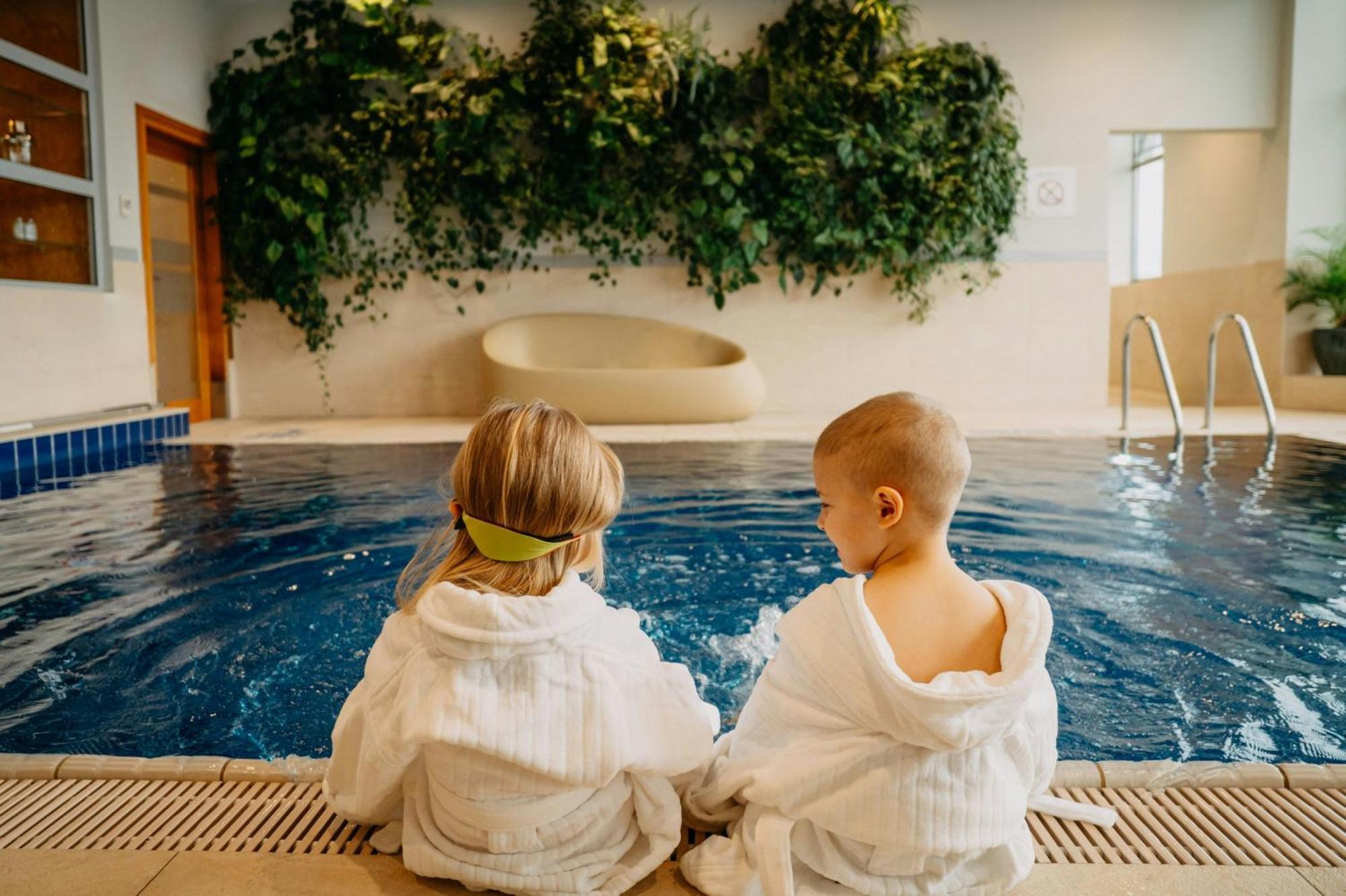 Sheraton Poznan Hotel Ngoại thất bức ảnh Children in bathrobes