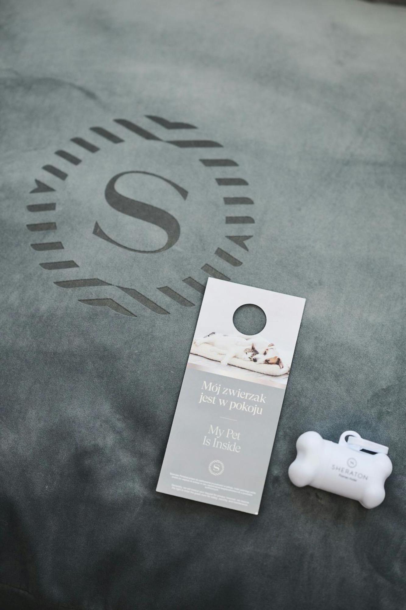 Sheraton Poznan Hotel Ngoại thất bức ảnh A door hanger