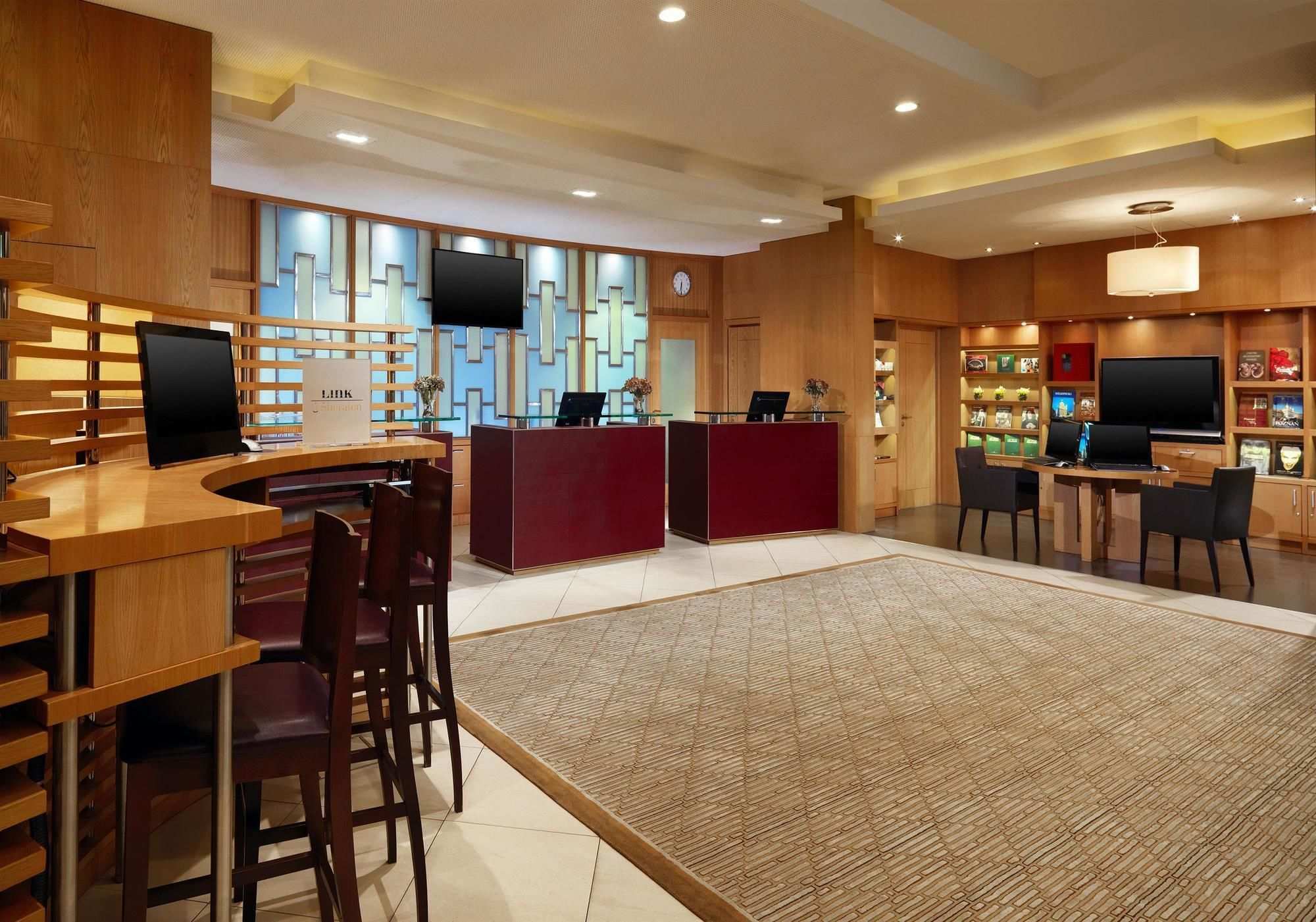 Sheraton Poznan Hotel Ngoại thất bức ảnh The Business Centre at the hotel